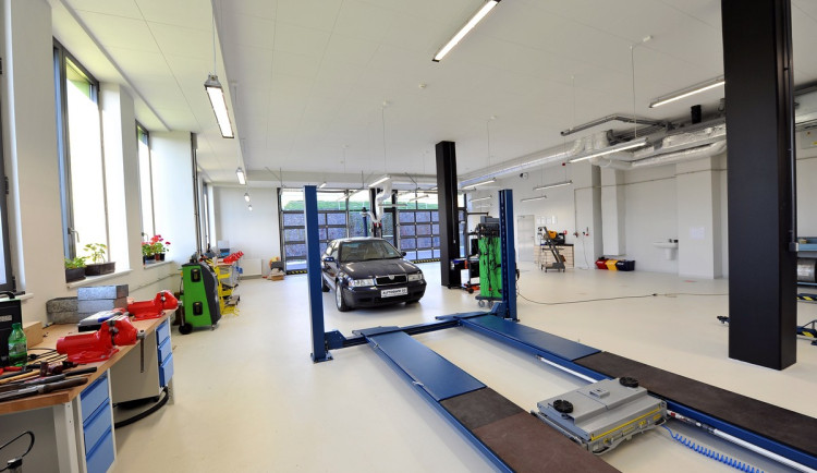 SPŠ Ostrov získá nové autodílny, budou přímo v areálu střední školy
