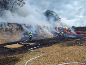 Na pomezí Karlovarského a Plzeňského kraje vzplál stoh slámy. Plameny se rozšířily i na okolní porost