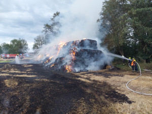 Na pomezí Karlovarského a Plzeňského kraje vzplál stoh slámy. Plameny se rozšířily i na okolní porost