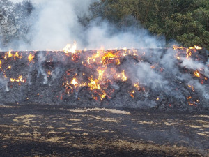 Na pomezí Karlovarského a Plzeňského kraje vzplál stoh slámy. Plameny se rozšířily i na okolní porost