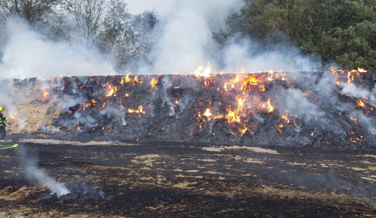 Na pomezí Karlovarského a Plzeňského kraje vzplál stoh slámy. Plameny se rozšířily i na okolní porost