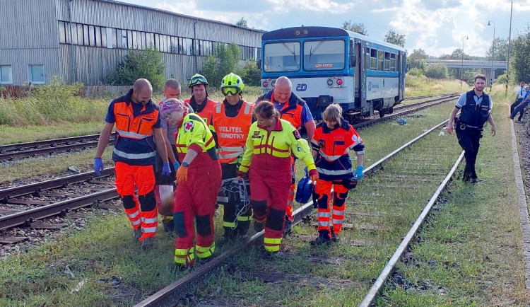 V Toužimi na Karlovarsku srazil vlak mladou ženu, je ve velmi vážném stavu