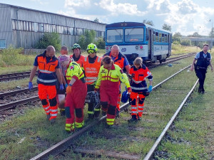 V Toužimi na Karlovarsku srazil vlak mladou ženu, je ve velmi vážném stavu