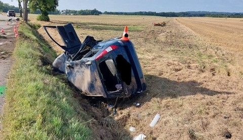 Smrtelná nehoda u Vodňan. Po nárazu do stromu zemřel řidič osobního automobilu