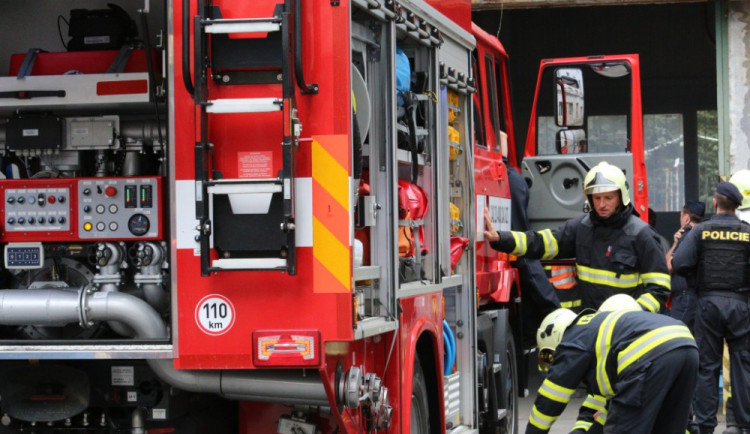 V Ostrově hoří panelový dům, hasiči z plamenů evakuovali 15 lidí