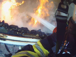 V Ostrově hořel panelový dům, hasiči z plamenů evakuovali 15 lidí