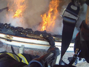 V Ostrově hořel panelový dům, hasiči z plamenů evakuovali 15 lidí