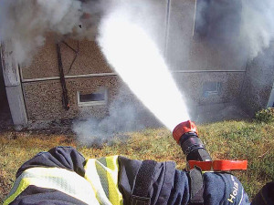 V Ostrově hořel panelový dům, hasiči z plamenů evakuovali 15 lidí