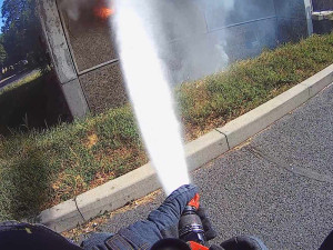 V Ostrově hořel panelový dům, hasiči z plamenů evakuovali 15 lidí