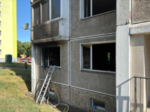 V Ostrově hořel panelový dům, hasiči z plamenů evakuovali 15 lidí