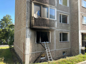 V Ostrově hořel panelový dům, hasiči z plamenů evakuovali 15 lidí