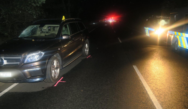 Auto na Sokolovsku srazilo dva cyklisty. Žena zemřela, dítě je zraněné