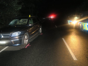 Auto na Sokolovsku srazilo dva cyklisty. Žena zemřela, dítě je zraněné