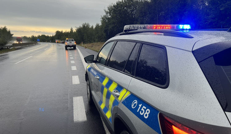 Při nehodě na D6 u Dolního Rychnova jeden člověk zemřel, další dva jsou zraněni