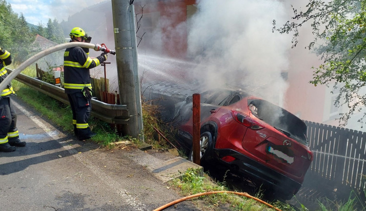 Auto na Sokolovsku začalo po nárazu hořet. Zraněná řidička stihla vystoupit