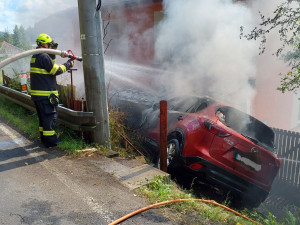 Auto na Sokolovsku začalo po nárazu hořet. Zraněná řidička stihla vystoupit