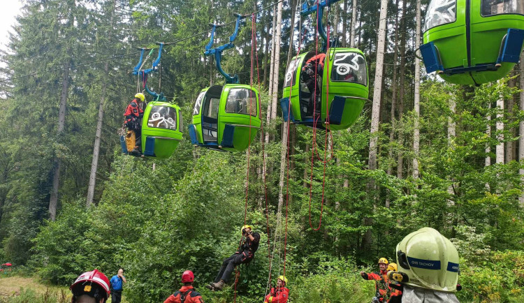 Lanovka v Mariánských Lázních se zastavila. Lidem musí pomáhat na zem hasiči