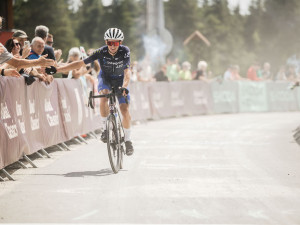 Krušné hory žily cyklistikou. Stovky cyklistů dobyly s Road Classics Klínovec