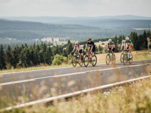 Krušné hory žily cyklistikou. Stovky cyklistů dobyly s Road Classics Klínovec