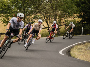 Krušné hory žily cyklistikou. Stovky cyklistů dobyly s Road Classics Klínovec