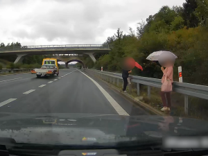 VIDEO: Dvě ženy si to v dešti vykračovaly po dálnici D6, měly obrovské štěstí, že je nesmetlo auto