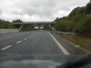 VIDEO: Dvě ženy si to v dešti vykračovaly po dálnici D6, měly obrovské štěstí, že je nesmetlo auto