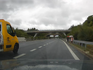 VIDEO: Dvě ženy si to v dešti vykračovaly po dálnici D6, měly obrovské štěstí, že je nesmetlo auto