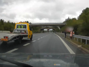VIDEO: Dvě ženy si to v dešti vykračovaly po dálnici D6, měly obrovské štěstí, že je nesmetlo auto