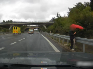 VIDEO: Dvě ženy si to v dešti vykračovaly po dálnici D6, měly obrovské štěstí, že je nesmetlo auto
