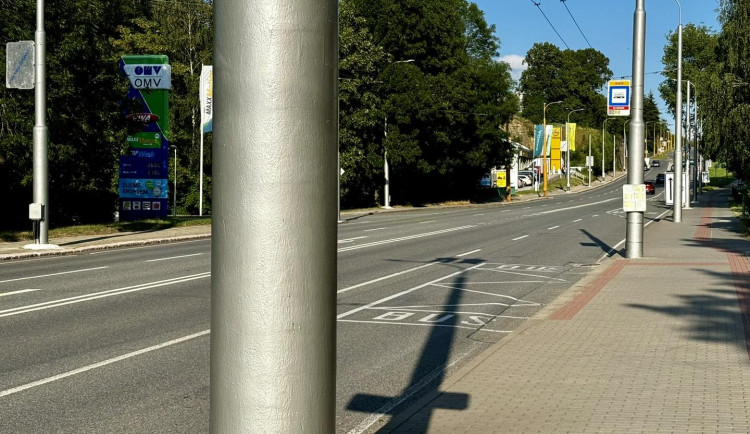 Jihlavské stožáry se mění z oranžové na stříbrnou. Tato barva lépe zapadá, říká město