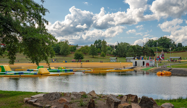 Kvalita vody v některých koupalištích v Karlovarském kraji je mírně zhoršená
