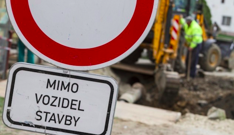 Zavřený historický most komplikuje řidičům příjezd do Ostrova na Karlovarsku