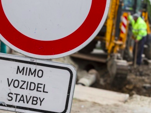 Zavřený historický most komplikuje řidičům příjezd do Ostrova na Karlovarsku