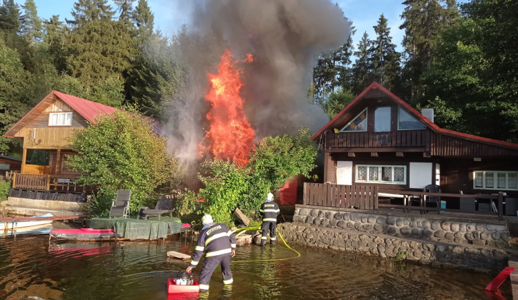 Požár v chatové oblasti u Děpoltovického rybníku. Oheň zcela zničil jednu z chat