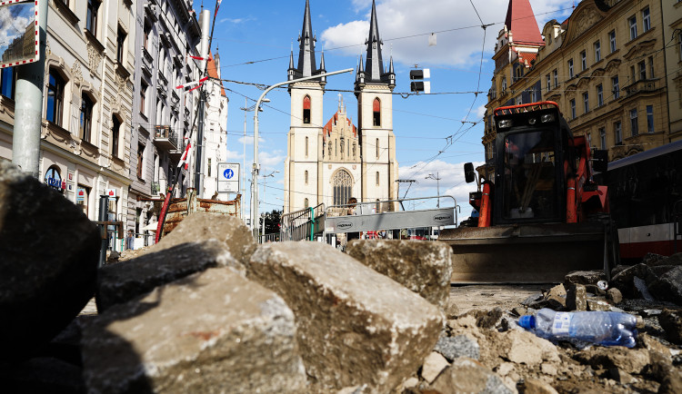 FOTOGALERIE: Praha rozkopaná. Podívejte se na zaprášené Holešovice a oplocenou Pankrác