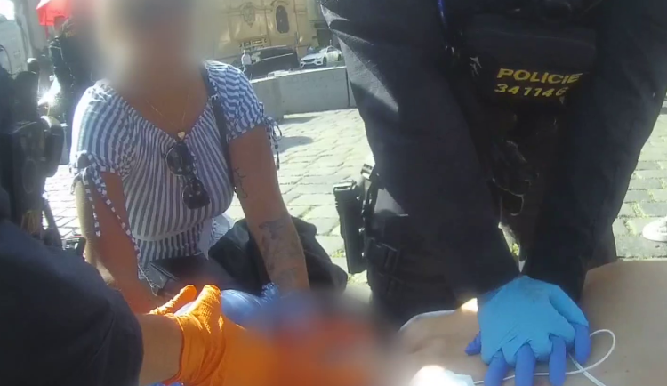 VIDEO: Turista zkolaboval na Staromáku, o jeho život bojovali kolemjdoucí zdravotní sestry a policisté