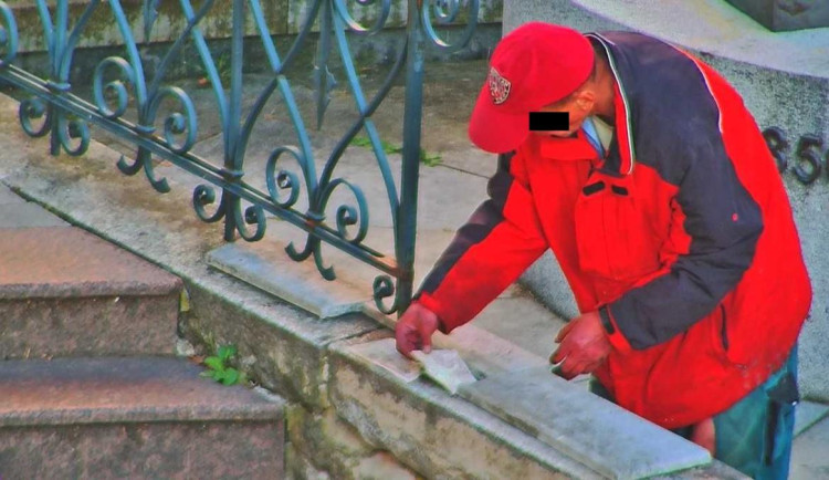 Kamerový systém odhalil podivného pracanta, který z vlastní iniciativy začal obkládat deskami pomník T. G. Masaryka