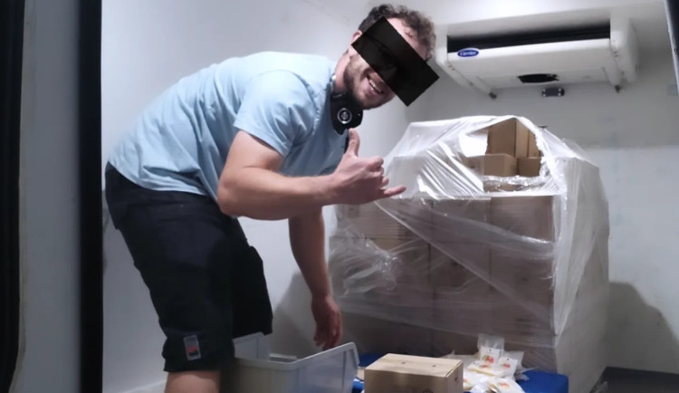 Zabouchnul jsem se v chladícím autě, volal na městskou policii nešťastný a zimou prokřehlý muž