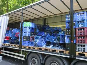 Z náklaďáku se v zatáčce vysypal náklad, silnici kompletně zasypaly střepy z lahví na minerálku