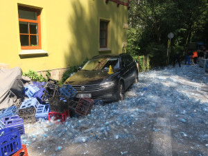 Z náklaďáku se v zatáčce vysypal náklad, silnici kompletně zasypaly střepy z lahví na minerálku