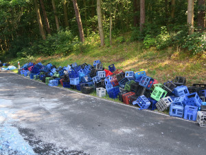 Z náklaďáku se v zatáčce vysypal náklad, silnici kompletně zasypaly střepy z lahví na minerálku