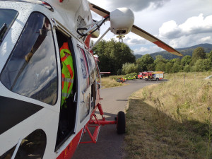 Jeden mrtvý a čtyři vážně zranění. Vážná nehoda uzavřela silnici z Ostrova na Hroznětín