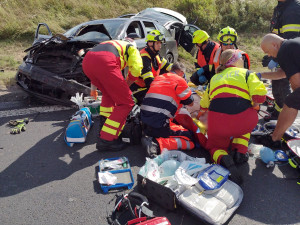 Jeden mrtvý a čtyři vážně zranění. Vážná nehoda uzavřela silnici z Ostrova na Hroznětín