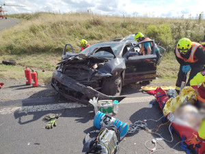 Jeden mrtvý a čtyři vážně zranění. Vážná nehoda uzavřela silnici z Ostrova na Hroznětín