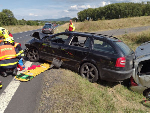 Jeden mrtvý a čtyři vážně zranění. Vážná nehoda uzavřela silnici z Ostrova na Hroznětín