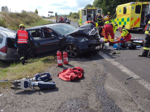 Jeden mrtvý a čtyři vážně zranění. Vážná nehoda uzavřela silnici z Ostrova na Hroznětín
