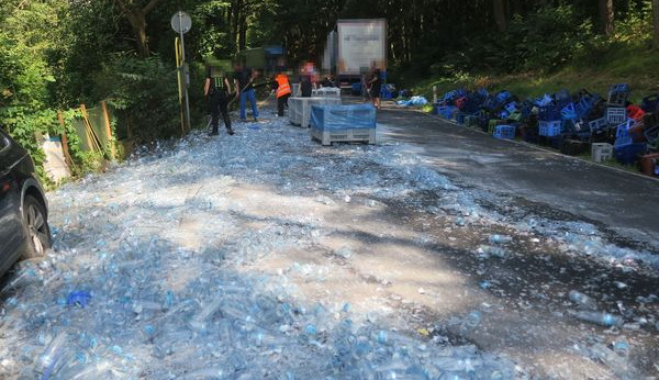 Z náklaďáku se v zatáčce vysypal náklad, silnici kompletně zasypaly střepy z lahví na minerálku