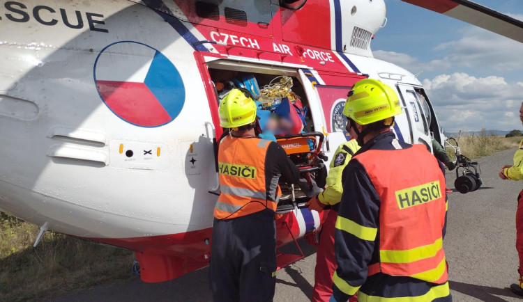 Jeden mrtvý a dva zranění. Vážná nehoda uzavřela silnici z Ostrova na Hroznětín