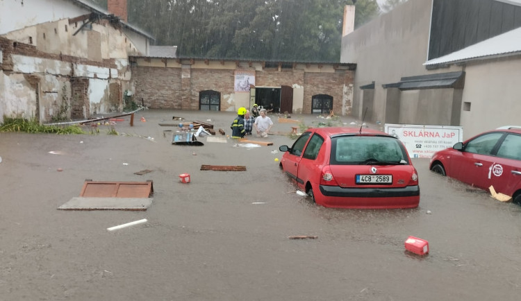 Spadané stromy i auto, které vzala velká voda. Včerejší bouřky si vyžádaly desítky hasičských výjezdů