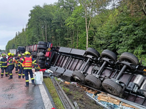 Kamion převážející balené minerálky skončil převrácený mimo silnici